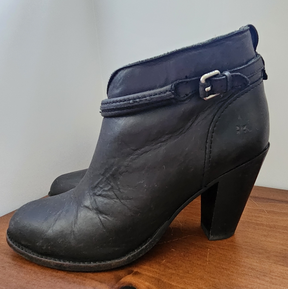 Frye Jenny Seam Booties Black Leather Heeled Ankle Boots Size 8 1/2